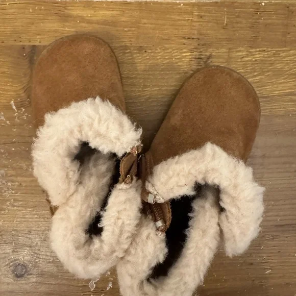 UGG Tan Boots with Cream Fur - Picture 6 of 7